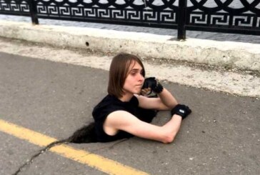 Саратовские водители придумали быстрый способ ремонта дорог — фотосессия в яме