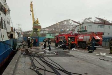 В Петропавловске-Камчатском потушили пожар на судне у пирса