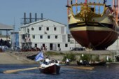 В Петербурге спустили на воду точную копию корабля, который создавал Петр I