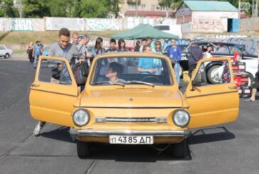 17 человек тебе в «Запорожец»! Украинцы поставили ультрарекорд по вместимости