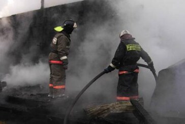 Под Красноярском товарный склад не могли потушить в течение четырех часов