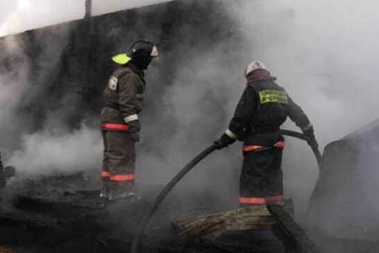 Под Красноярском товарный склад не могли потушить в течение четырех часов