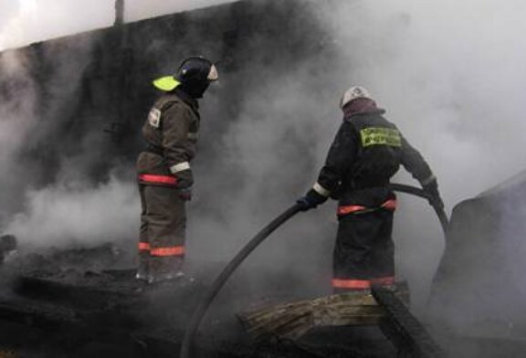 Под Красноярском товарный склад не могли потушить в течение четырех часов