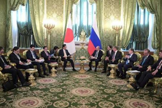 Путин обсудил с Абэ мирный договор