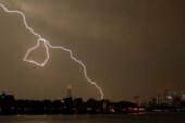 Сильная гроза в Британии: 15 тысяч молний за четыре часа