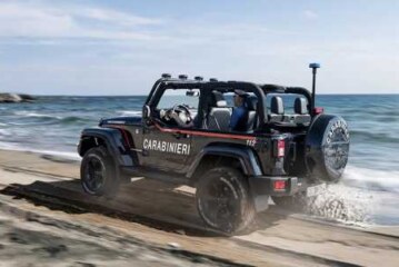 Итальянским карабинерам подарили пляжный Jeep Wrangler