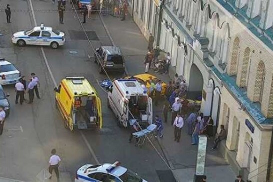 Водитель такси заявил, что наехал на пешеходов в Москве не специально