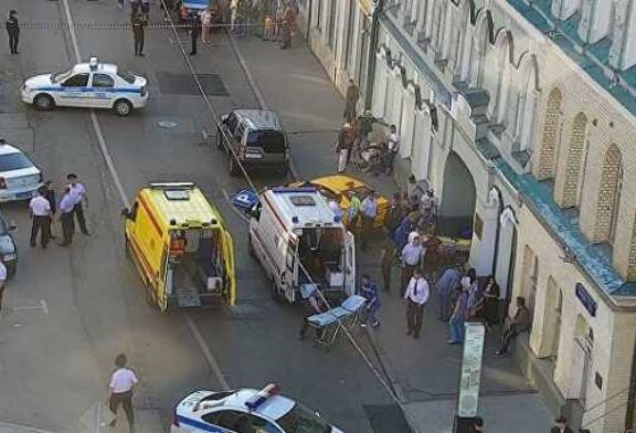 Водитель такси заявил, что наехал на пешеходов в Москве не специально