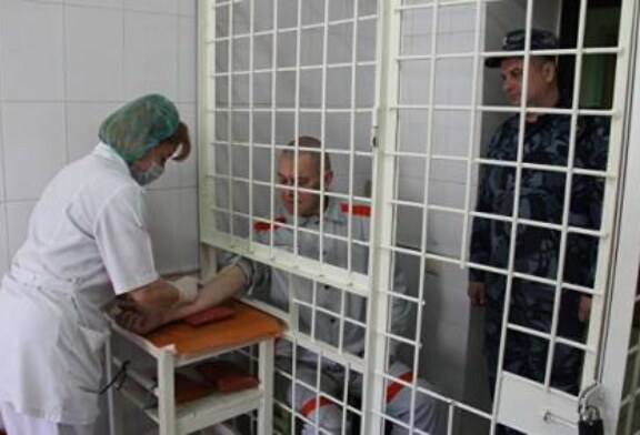 Процедуры через решетку и осмотр в наручниках: как работают врачи в тюрьмах