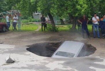 В Сибири машина провалилась под землю в кипяток