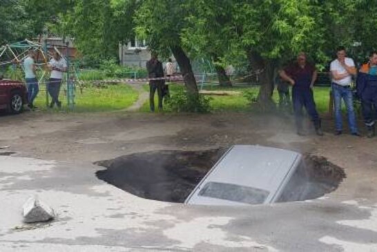 В Сибири машина провалилась под землю в кипяток