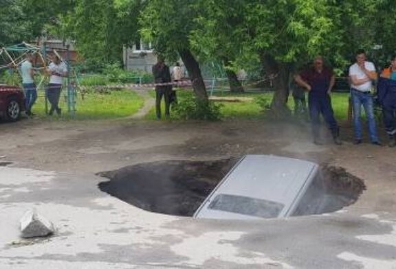 В Сибири машина провалилась под землю в кипяток