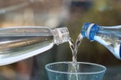 Водку разбавляют минералкой