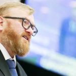 Милонов предложил взять контактные зоопарки под государственный контроль