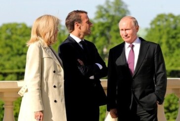 Макрон с женой тайно посетили музей Достоевского