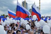 Число считающих себя патриотами россиян выросло до 92%, показал опрос