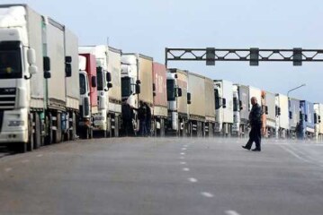Огромная очередь из машин образовалась на границе Белоруссии и России