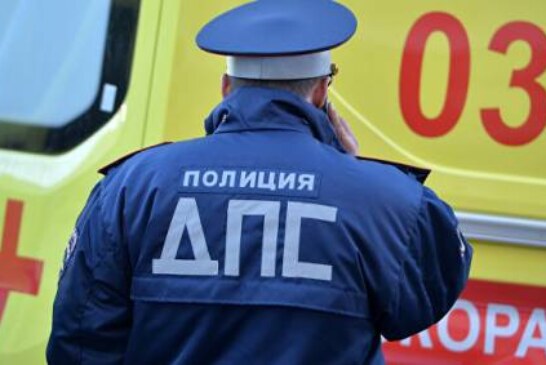 В Липецке грузовик врезался в автобус, стоящий на остановке