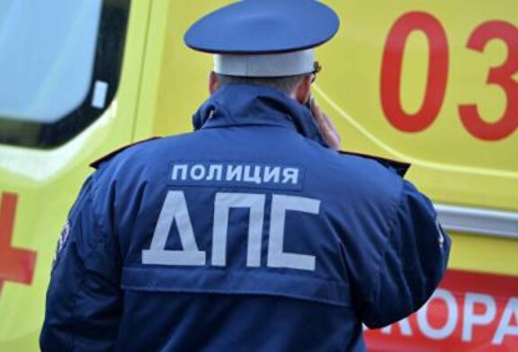 В Липецке грузовик врезался в автобус, стоящий на остановке