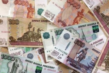 Москвичам и петербуржцам перестали повышать зарплаты