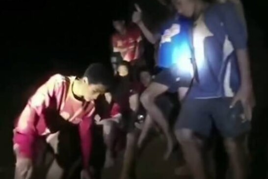 Застрявших в пещере Таиланда 12 детей научат выбираться сквозь сифон