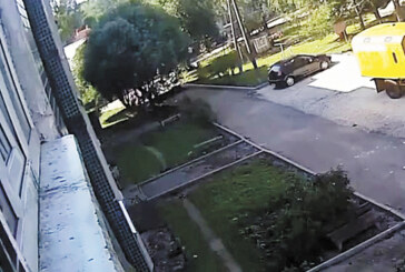 Трехлетнего мальчика поймали на лету из окна питерские рабочие