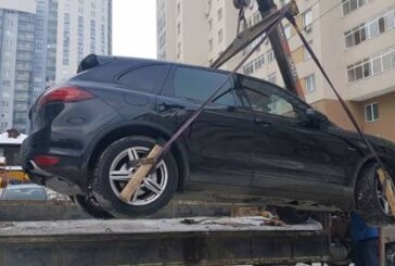 Москвич избил двух полицейских, защищая свой Porsche Cayenne от эвакуатора