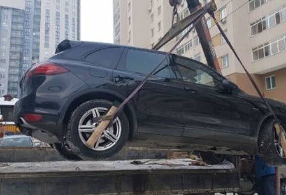Москвич избил двух полицейских, защищая свой Porsche Cayenne от эвакуатора