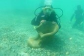 Подводная жизнь памятников Ленина и Сталина в Кыргызстане