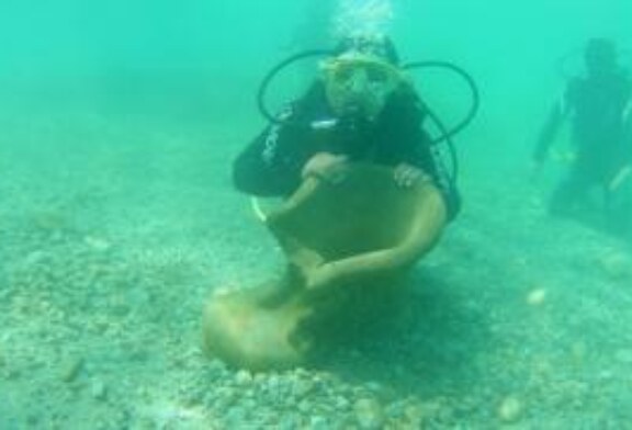 Подводная жизнь памятников Ленина и Сталина в Кыргызстане