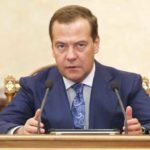 Пенсии: Медведев бросит народу кость, обглоданную олигархами