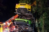 Миллионное ДТП: в Англии перевернулся грузовик с суперкарами