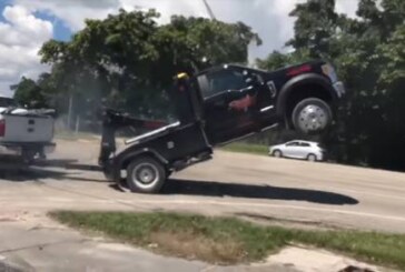 Водитель Ford F-150 пытается вырваться из цепких лап эвакуатора (видео)