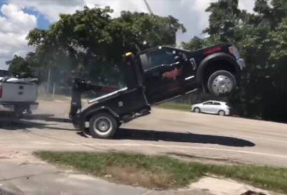 Водитель Ford F-150 пытается вырваться из цепких лап эвакуатора (видео)