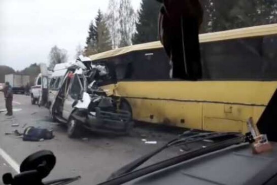 Под Тверью столкнулись два автобуса: в аварии погибли 13 человек