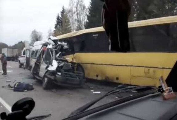 Под Тверью столкнулись два автобуса: в аварии погибли 13 человек