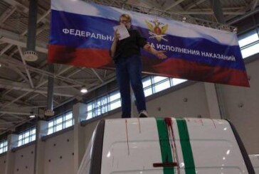 Активистка партии Лимонова пришла на выставку на ВДНХ и вскрыла вены на крыше фургона ФСИН
