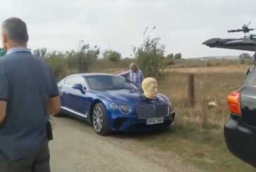 Джереми Кларксон разъезжает по Грузии с головой Сталина на капоте Bentley