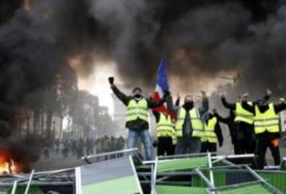 «Желтые жилеты» залили Париж дерьмом в знак протеста против дорогого бензина