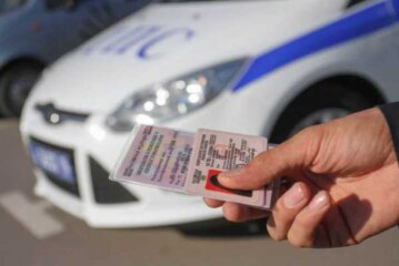 В Краснодаре поймали женщину, которая ездила с напечатанными на принтере правами