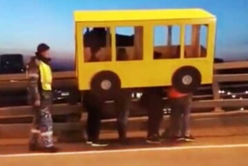 Четыре жителя Владивостока устроили дерзкое шоу на закрытом для пешеходов мосту