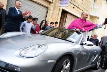 Такого вы еще не видели: священник запряг 50 детей в свой Porsche и прокатился по улицам города