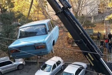 В Тбилиси с балкона «хрущевки» эвакуировали ВАЗ-2106, простоявший там 27 лет (видео)