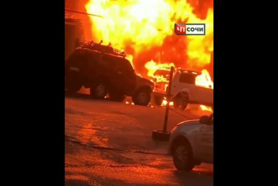 В Сочи горит авторынок: в огне целые павильоны (видео)