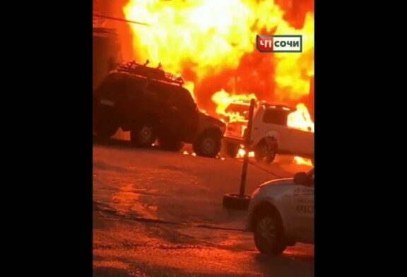 В Сочи горит авторынок: в огне целые павильоны (видео)