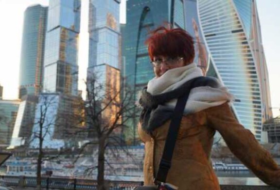 На лозунге «Русские своих не бросают» поставлен крест