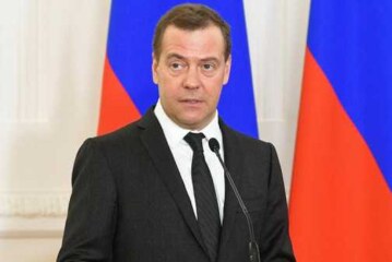 Медведев назвал новогодние каникулы вредными для экономики