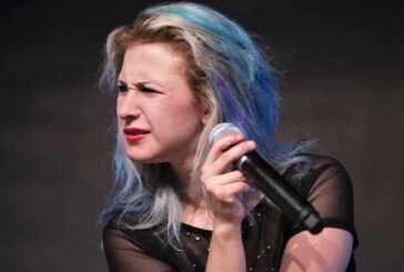 Участницу Pussy Riot Алехину сняли с рейса в Барселоне