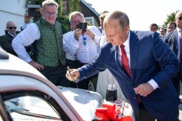 Volkswagen Beetle с автографом Путина продали за 20 тысяч евро