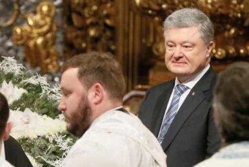 Внешний вид Порошенко в храме высмеяли в Сети